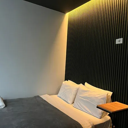 Mickitos Square One Aparthotel